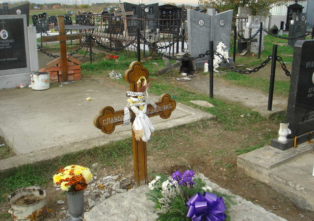 Временный памятник в виде креста на свежей могиле